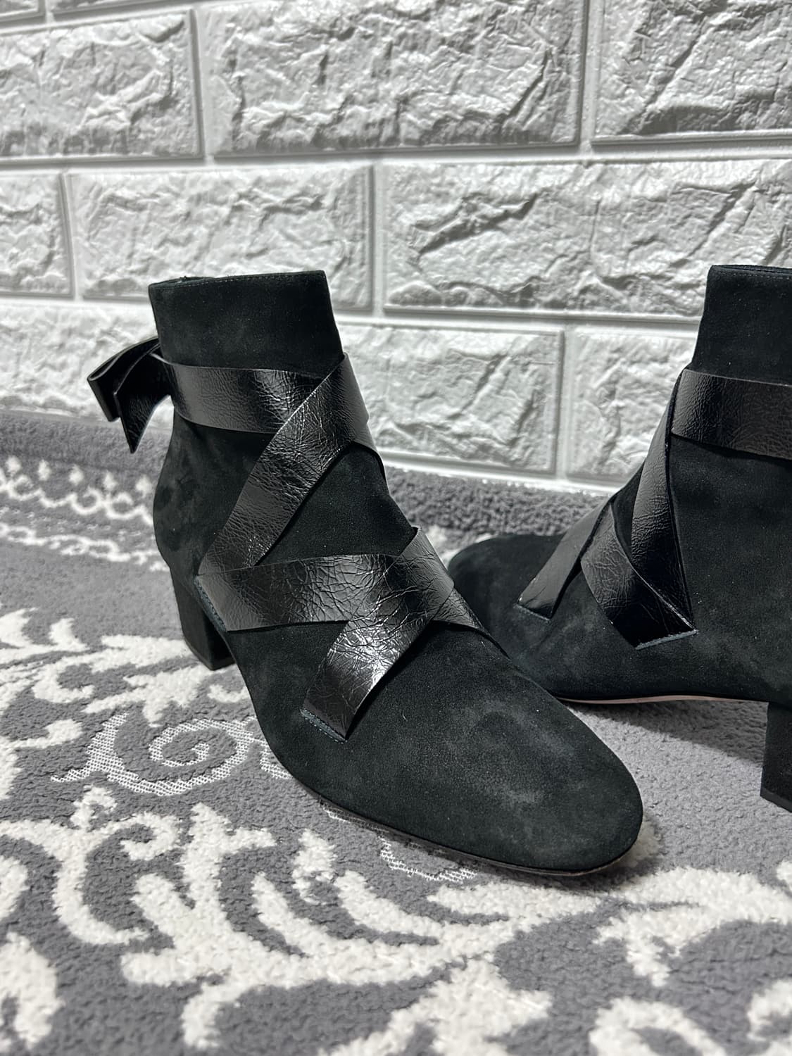 지미추 크랙 스트랩 스웨이드 앵클 부츠 상품이미지3