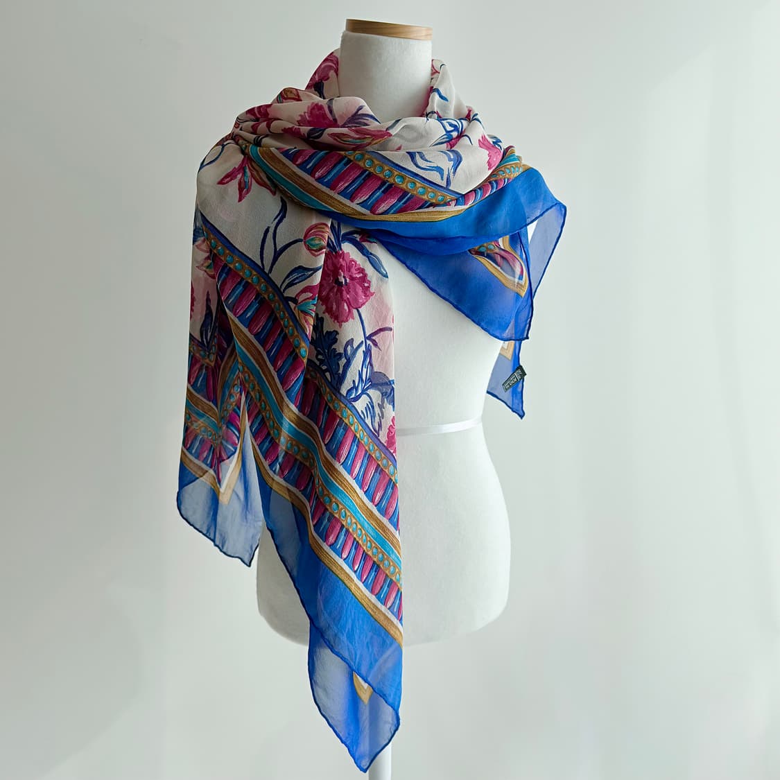 지방시 실크 100% 대형 숄 스카프 (Size 124*127) 상품이미지2