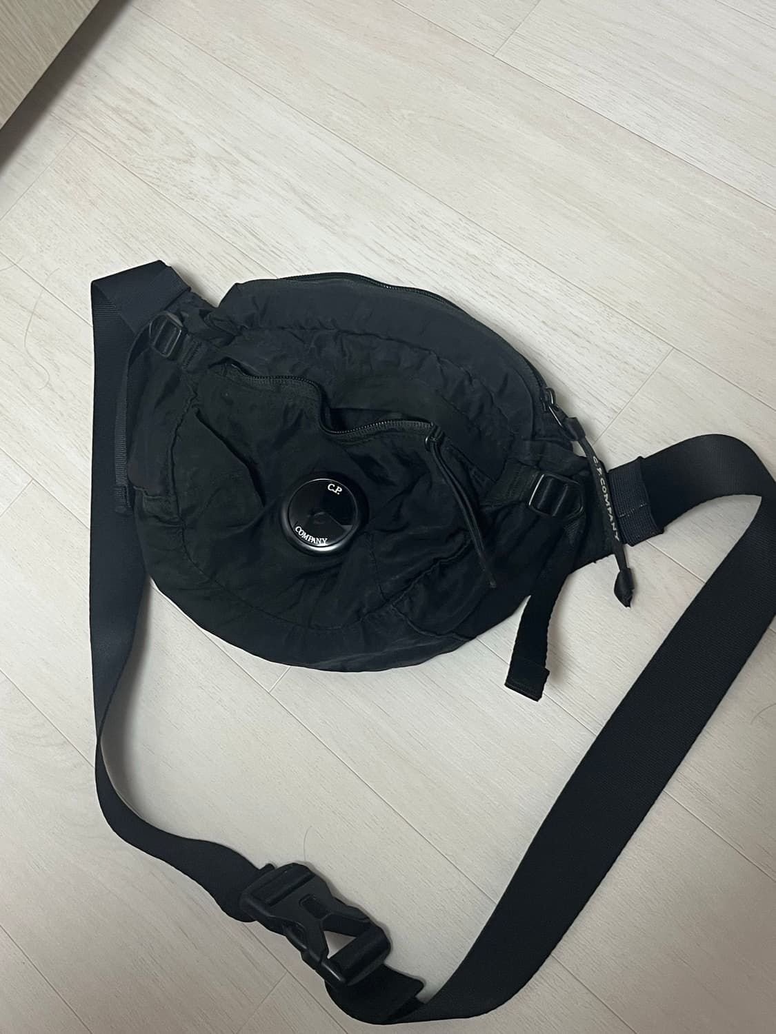 cp컴퍼니 렌즈와펜 크로스백 상품이미지1