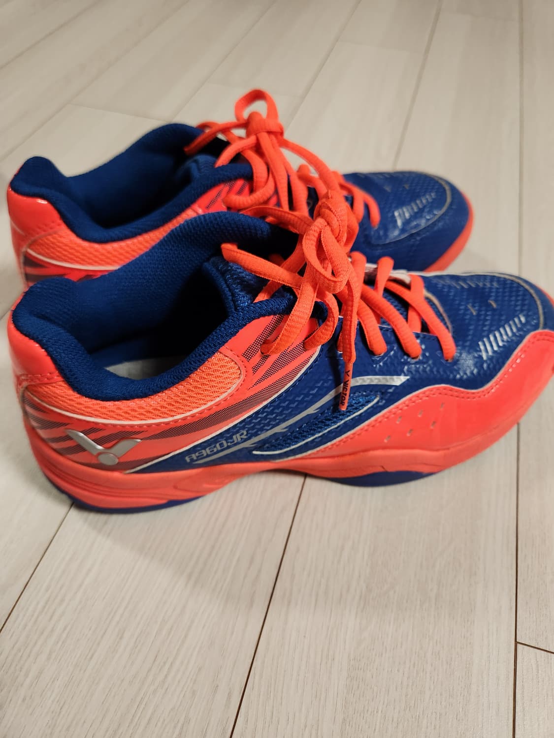 빅터 배드민턴화 사이즈230


여러 중고사이트에도 같이 판매하고 있어서 상품이미지2