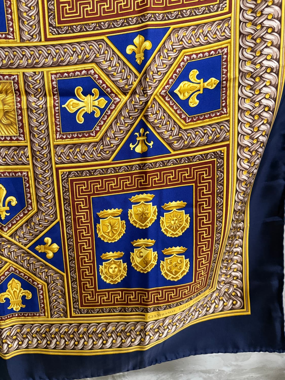 잔프랑코 로티 피렌체 실크 스카프 헤럴딕 메달리온 네이비 상품이미지3