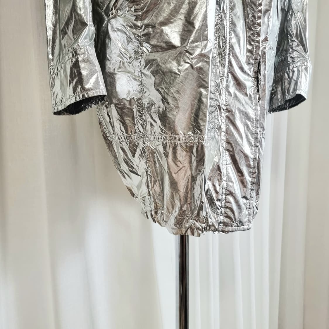 토리버치 메탈릭실버 나일론100 롱 바람막이 점퍼 자켓 (55) 상태최상 상품이미지7