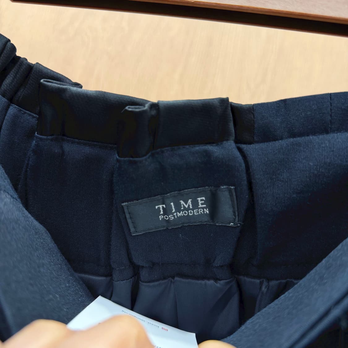 타임 미디 스커트 언발란스 배색 벨트 스트랩 핀턱 디테일 벌룬핏 블랙 상품이미지6