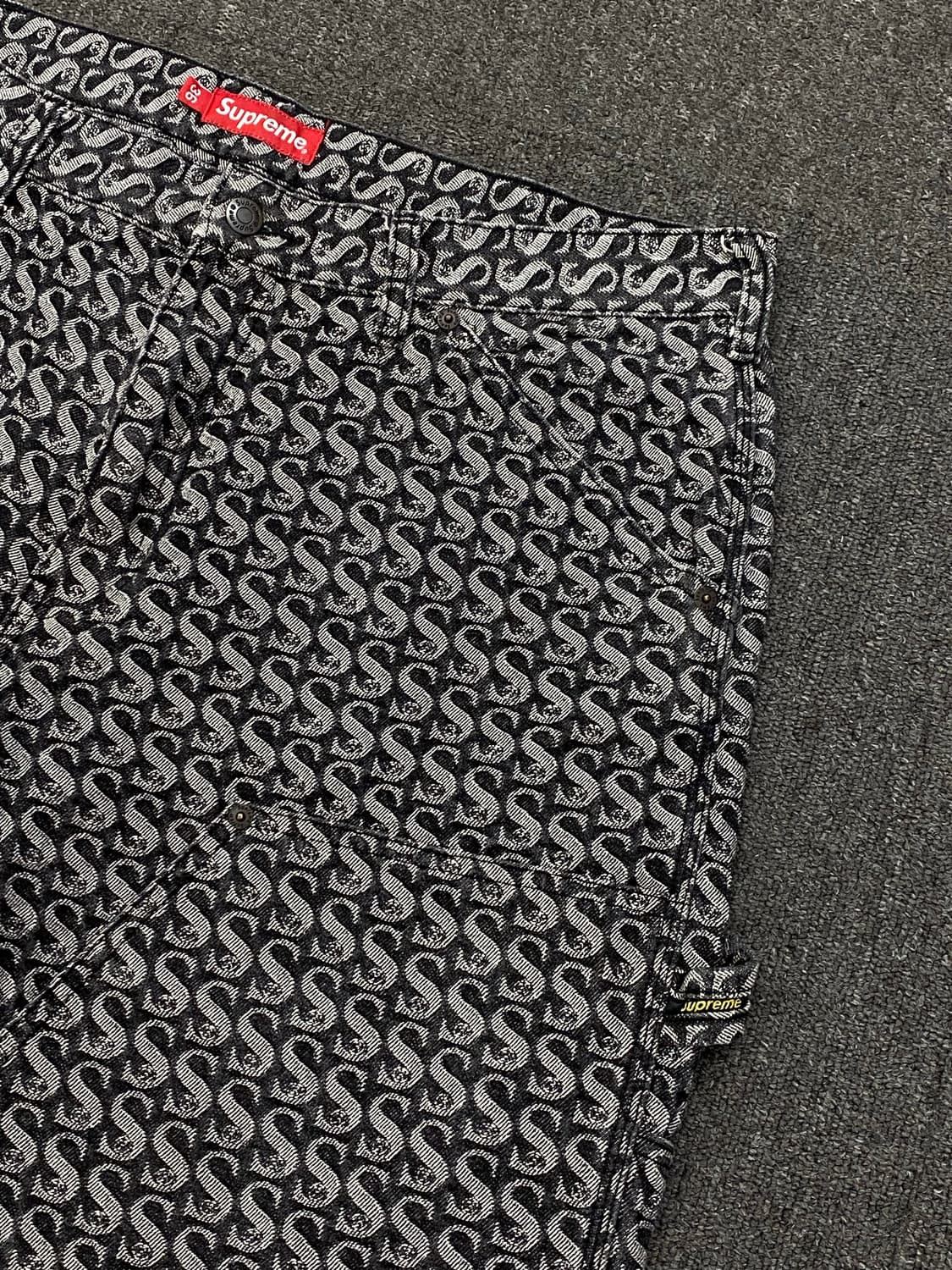 슈프림 21FW 모노그램 더블니 팬츠 상품이미지2