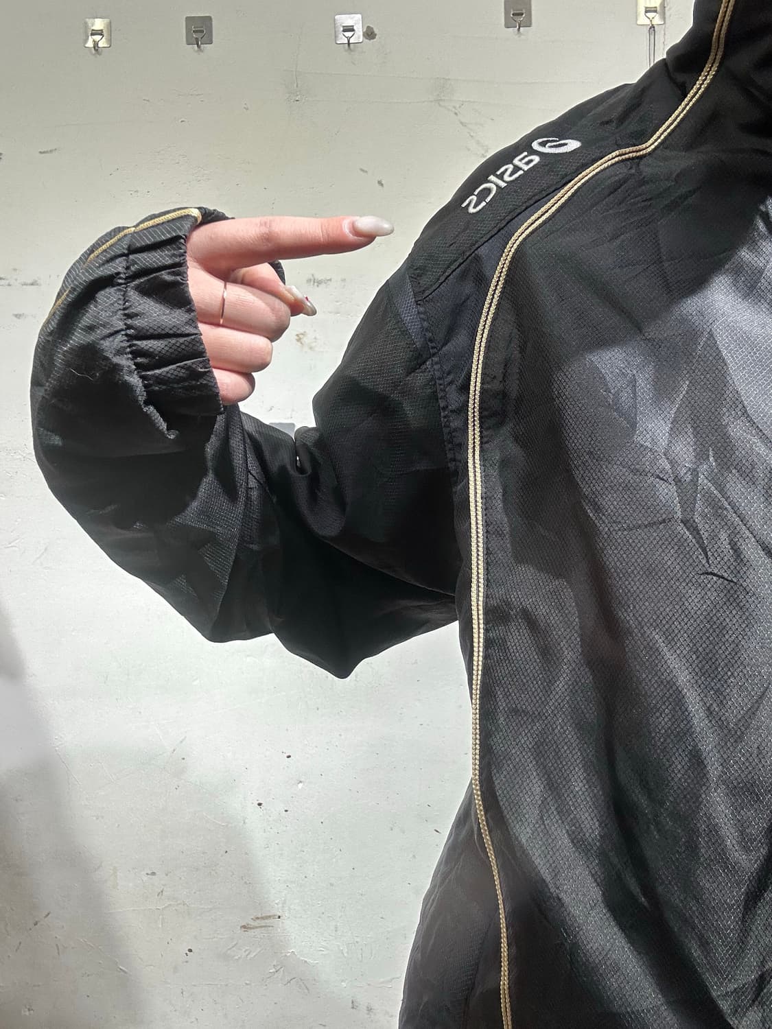 아식스 차콜 사이드 라인 바람막이 자켓 S 상품이미지4