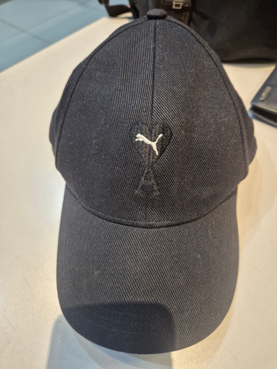 푸마 x 아미 로우 커브 캡 블랙 판매합니다 상품이미지3