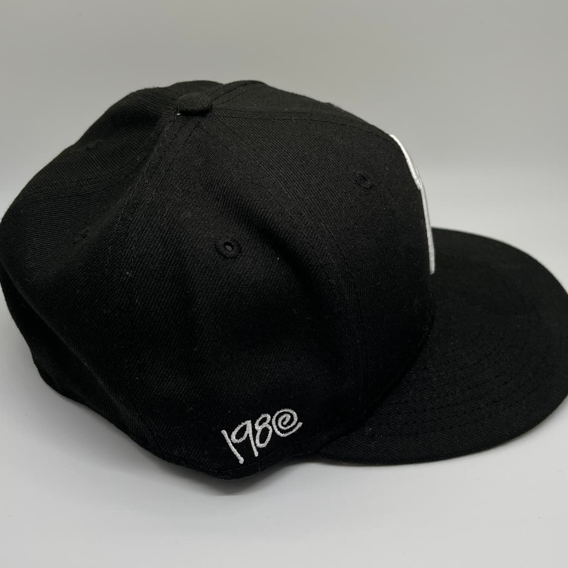 스투시 x 뉴에라 s로고 스냅백 블랙 7.5사이즈 상품이미지4
