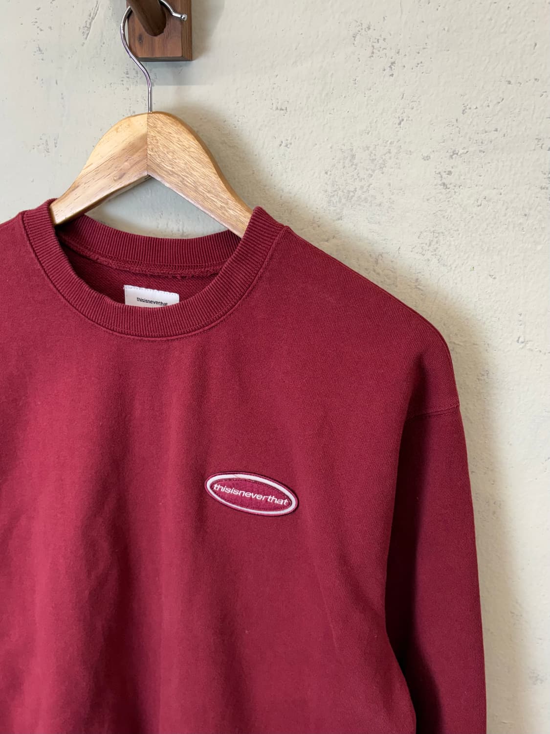 디스이즈네버댓 버건디 로고 맨투맨 상품이미지4