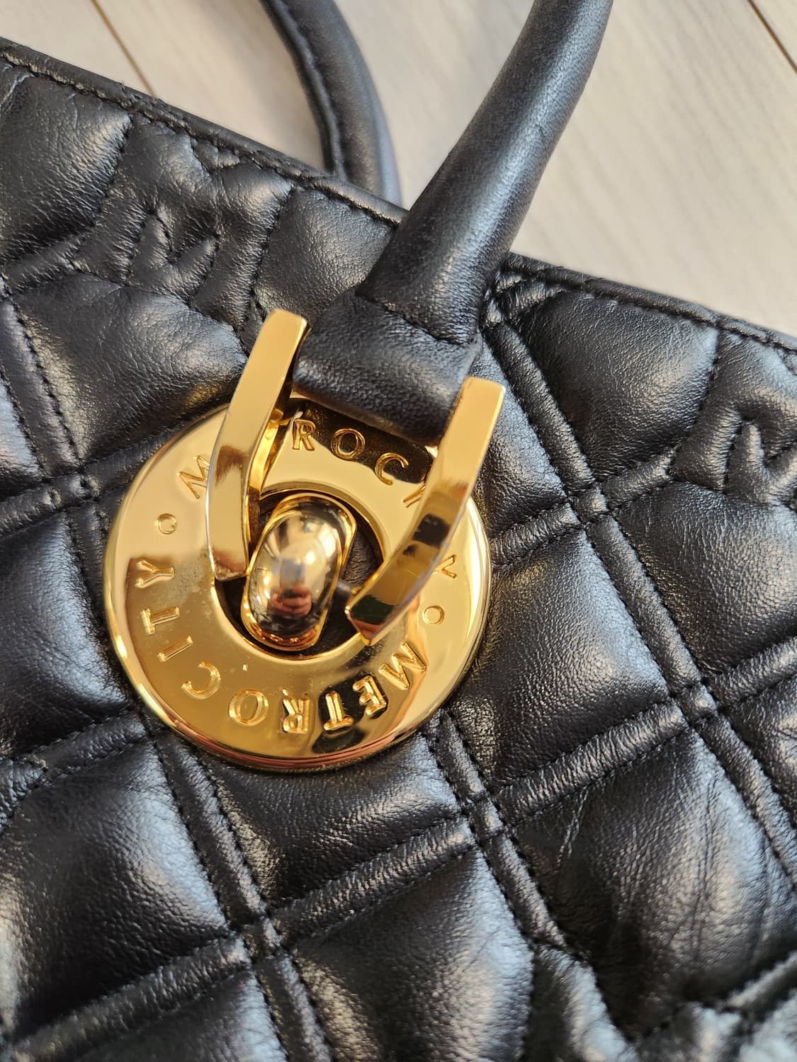 메트로시티 퀼팅 가죽 토트백

여러 중고사이트에도 같이 판매하고 있어서 상품이미지10