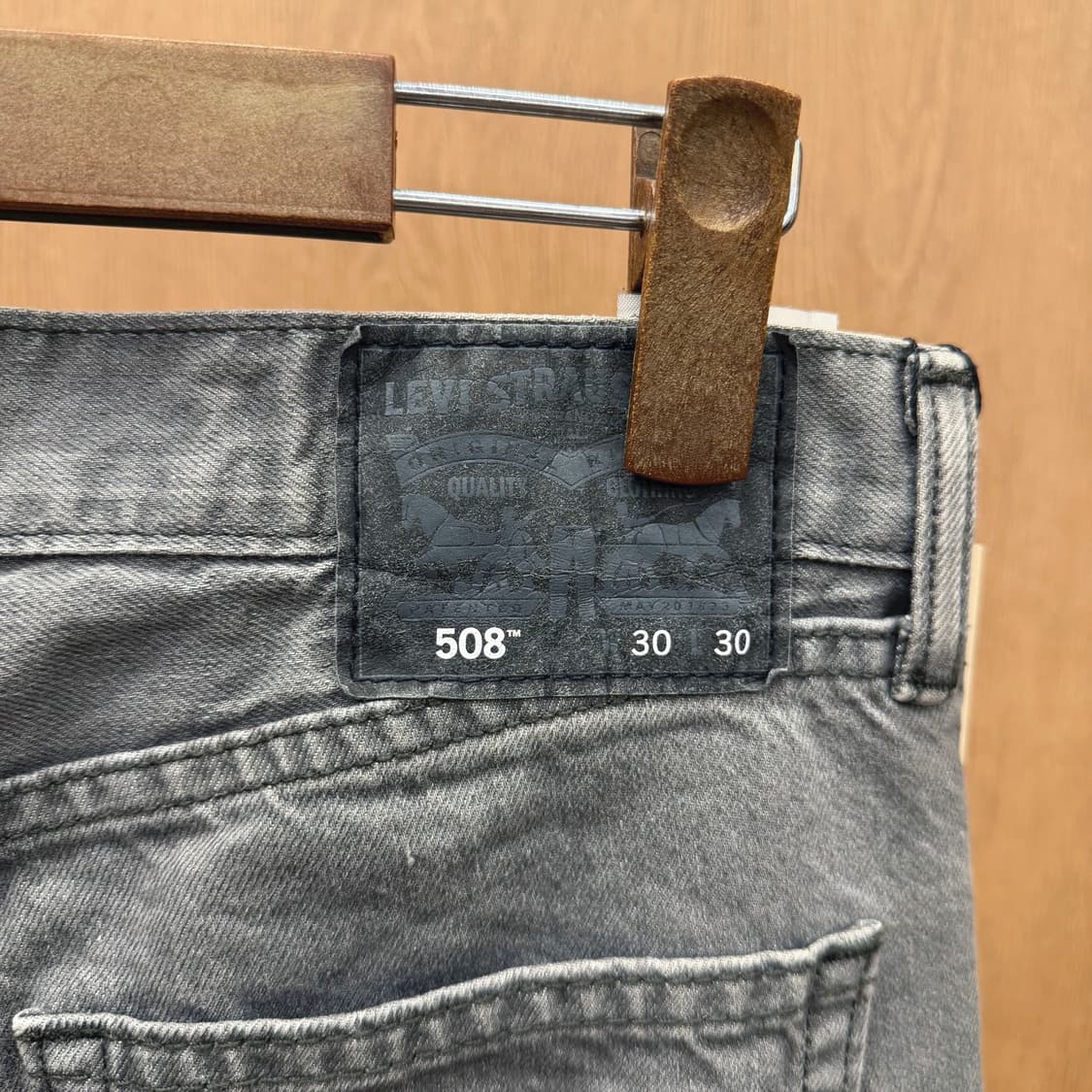 리바이스 508 데님 팬츠 5포켓 레드 탭 디테일 슬림 테이퍼드핏 그레이 상품이미지6