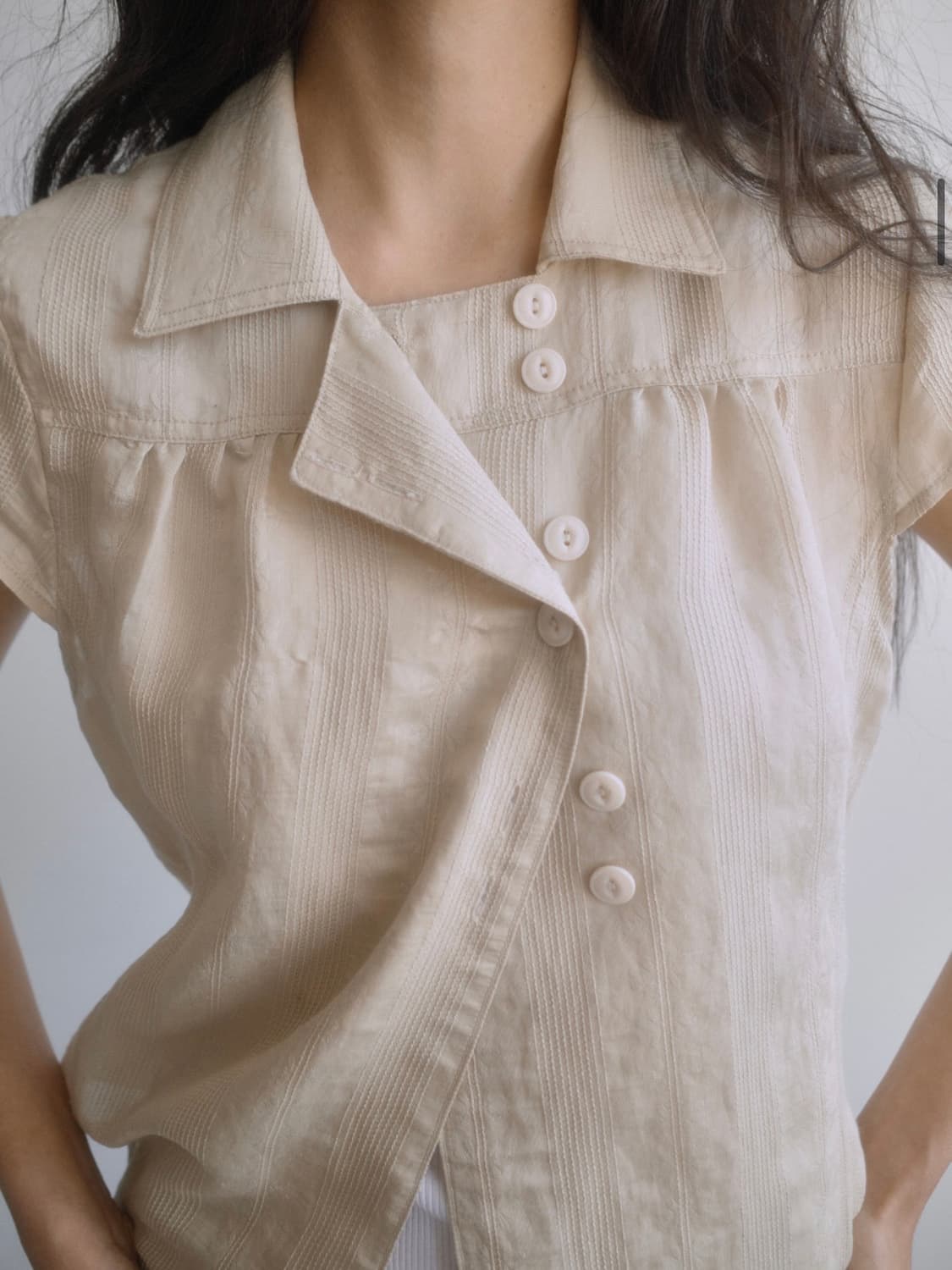 포르테나 WRAP BUTTON CAP SLEEVE BLOUSE 상품이미지4