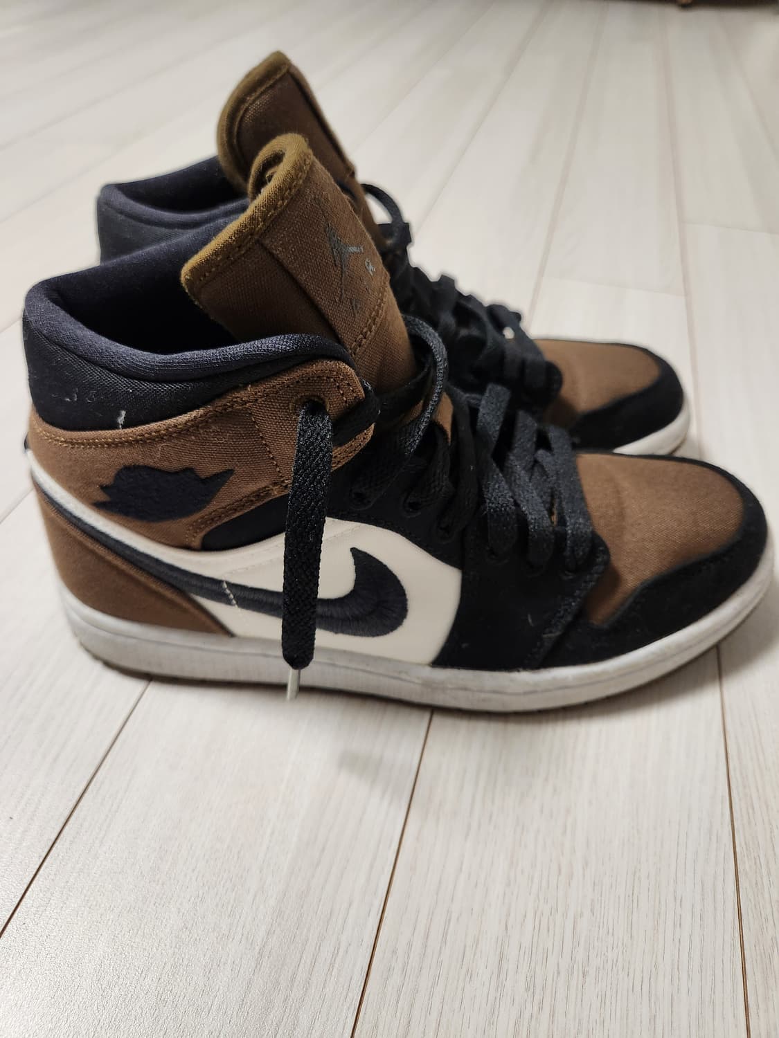 나이키 농구화 조던 1 미드 올리브 토 사이즈240

아웃솔 흰부분 생활 상품이미지9