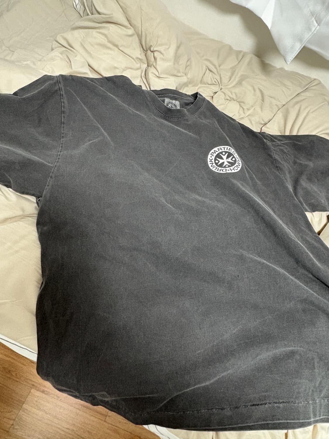 펀치드렁크파티즈 헐트로고 티 3size 판매합니다. 상품이미지3