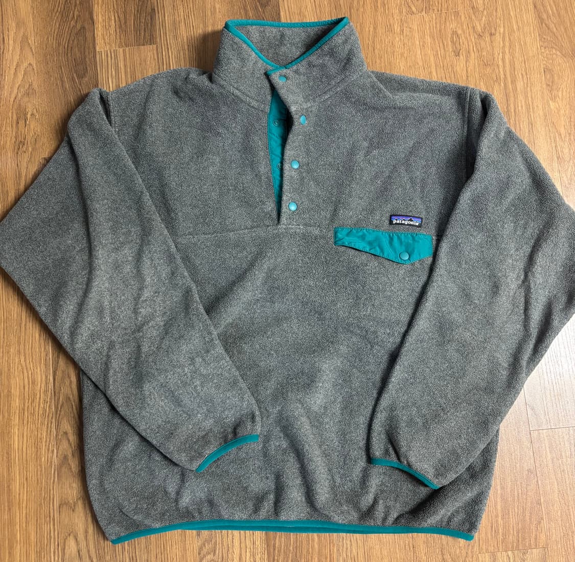 파타고니아 신칠라  니켈 L  판매합니다. (샤이아 라보프 착용 모델) 상품이미지1
