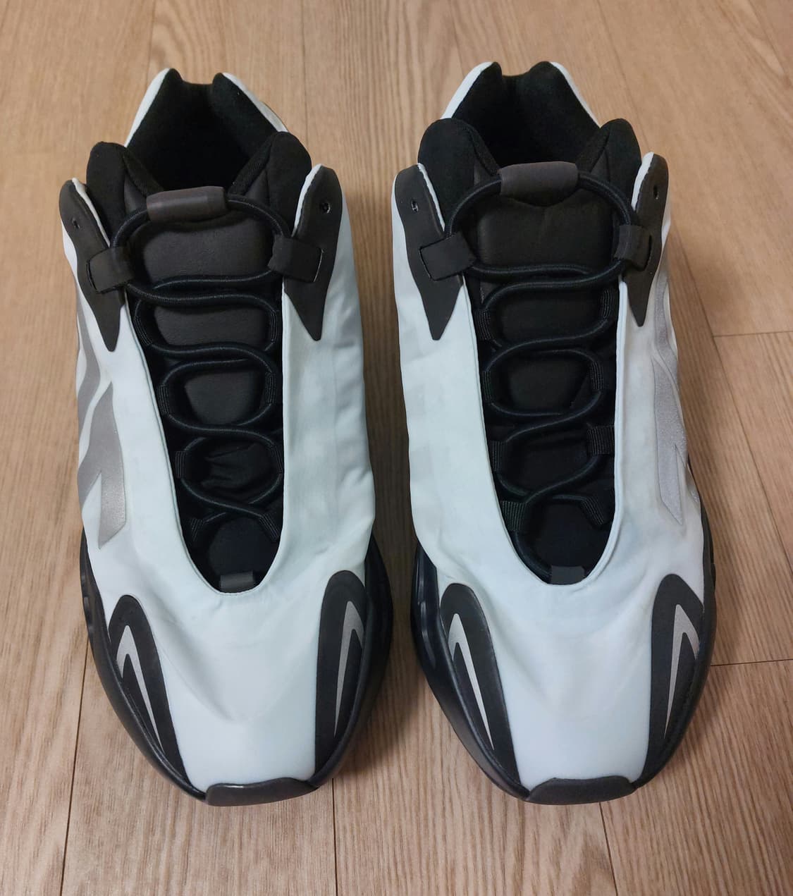 아디다스 이지 부스트 700 MNVN 블루 틴트 상품이미지2