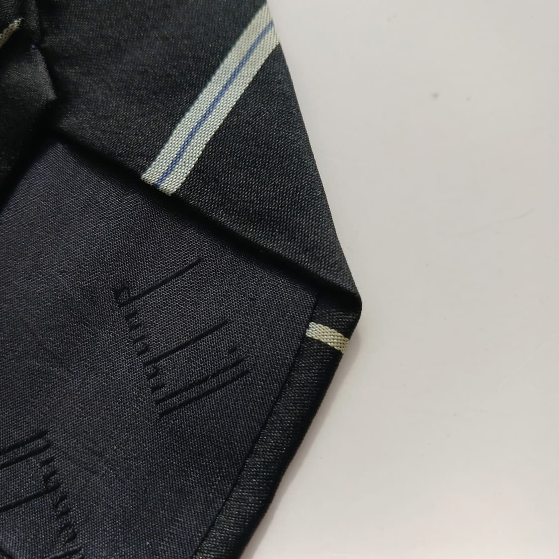 던힐 실크 블랙 스트라이프 슬림 넥타이 7.6cm B등급 A18790
 상품이미지7