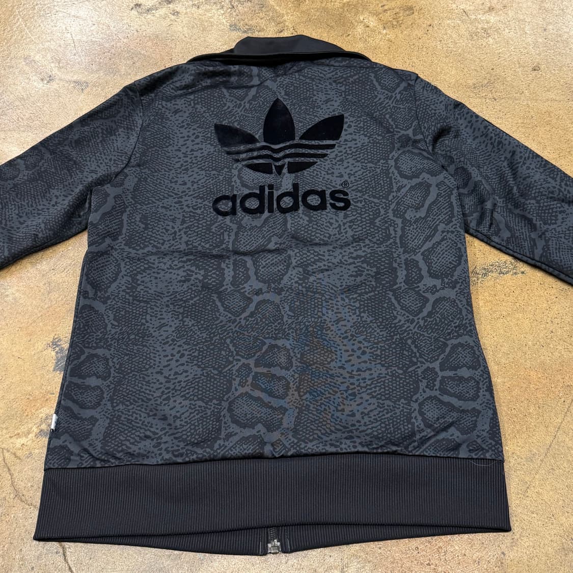 아디다스 뱀피 올블랙 패턴 트랙탑 파이어버드 져지 상품이미지4