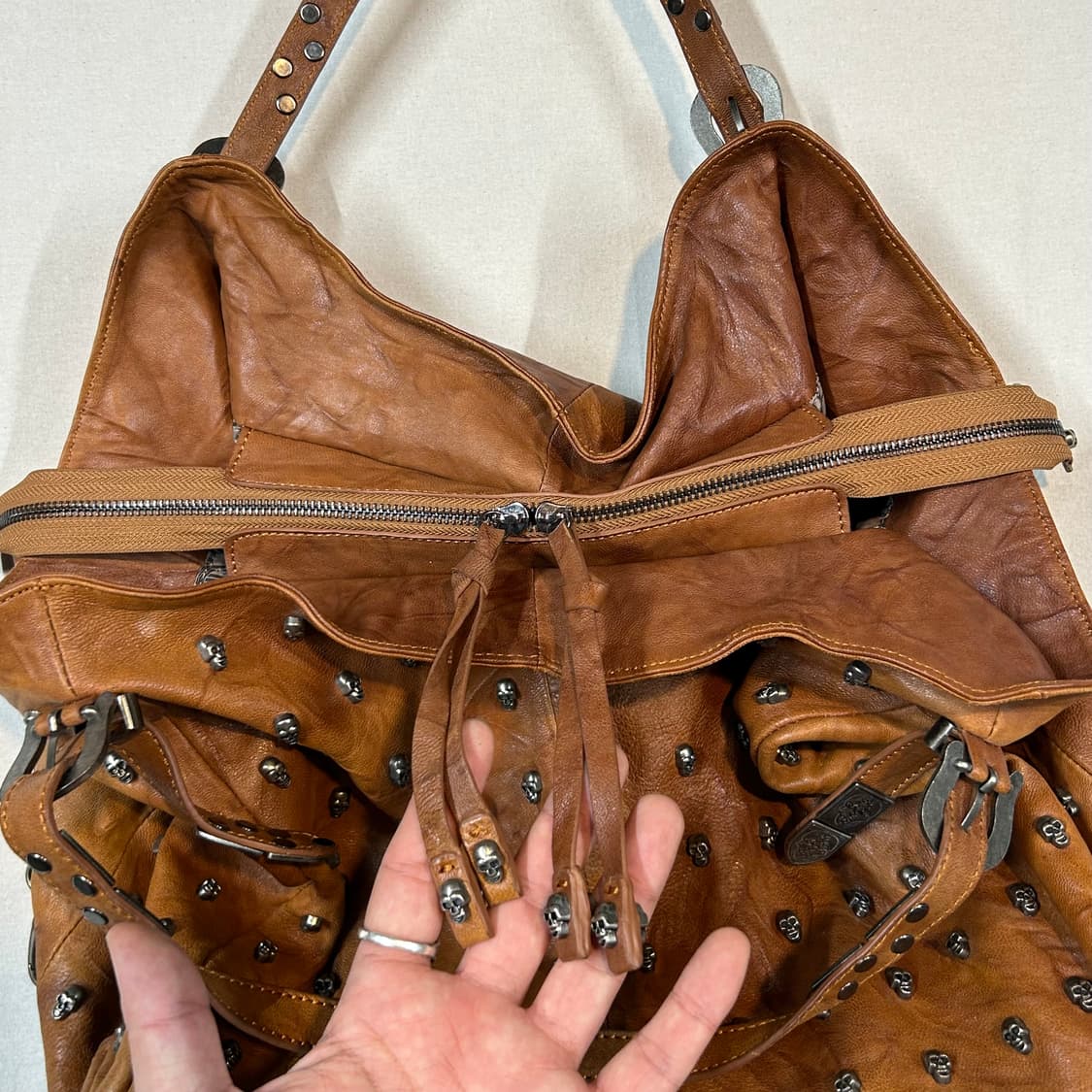 가죽 해골 스컬 스터드 숄더백 브라운 상품이미지8