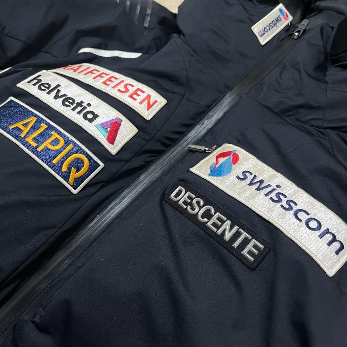 데상트 아우디 스위스 스키팀 덕다운 후드 패딩 점퍼 [블랙] XL/105 상품이미지4