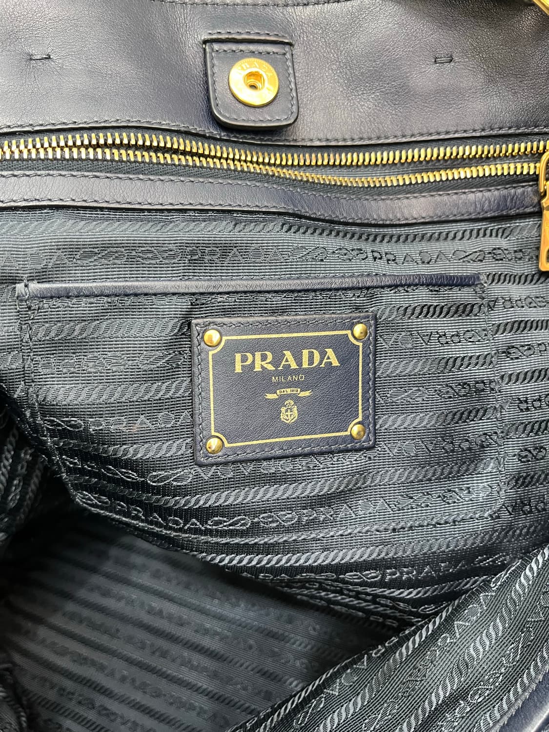 프라다 네이비 금장 로고 가죽 토트백 상품이미지4