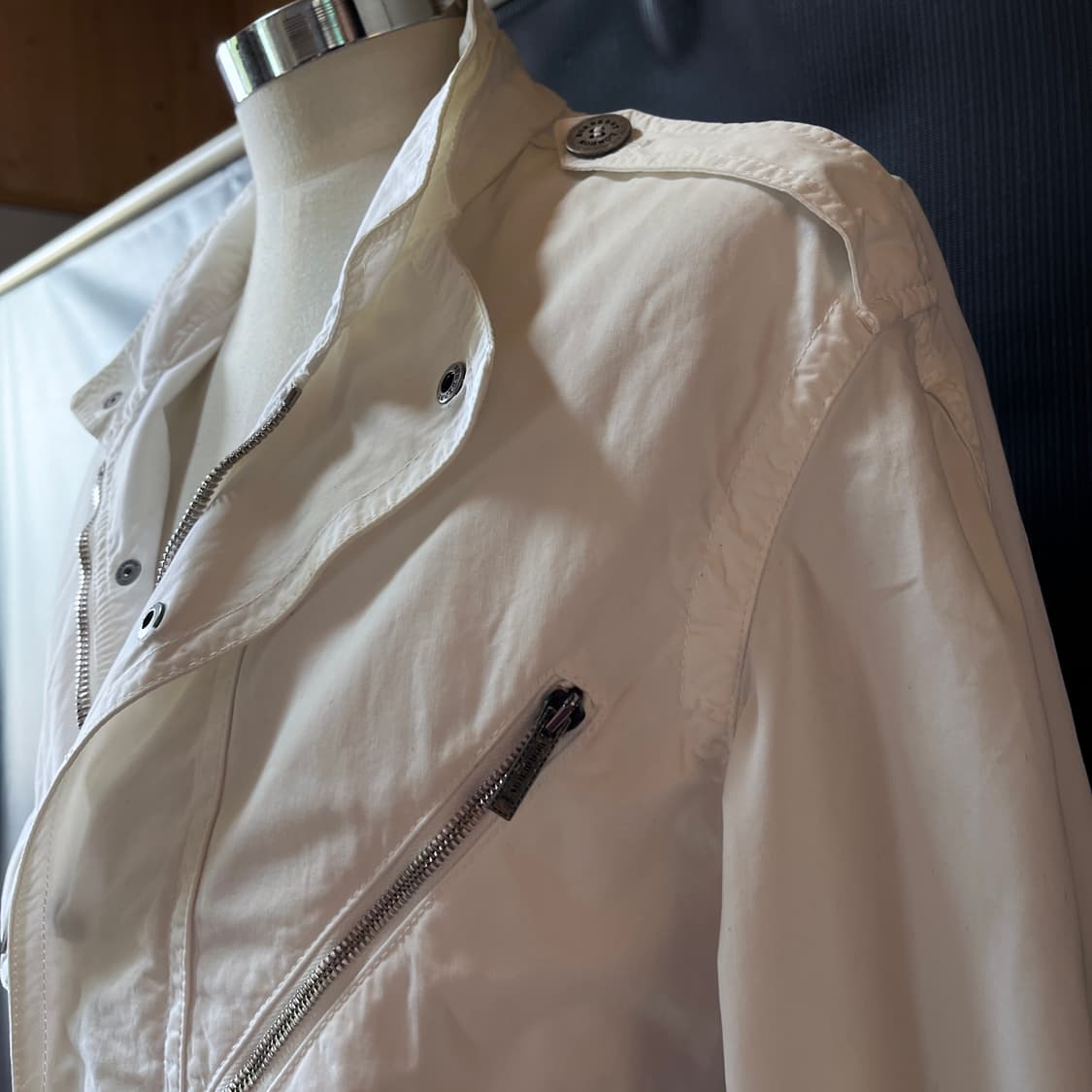 M) 버버리 Made in Italy  화이트 코튼 경량 사파리 자켓 상품이미지3