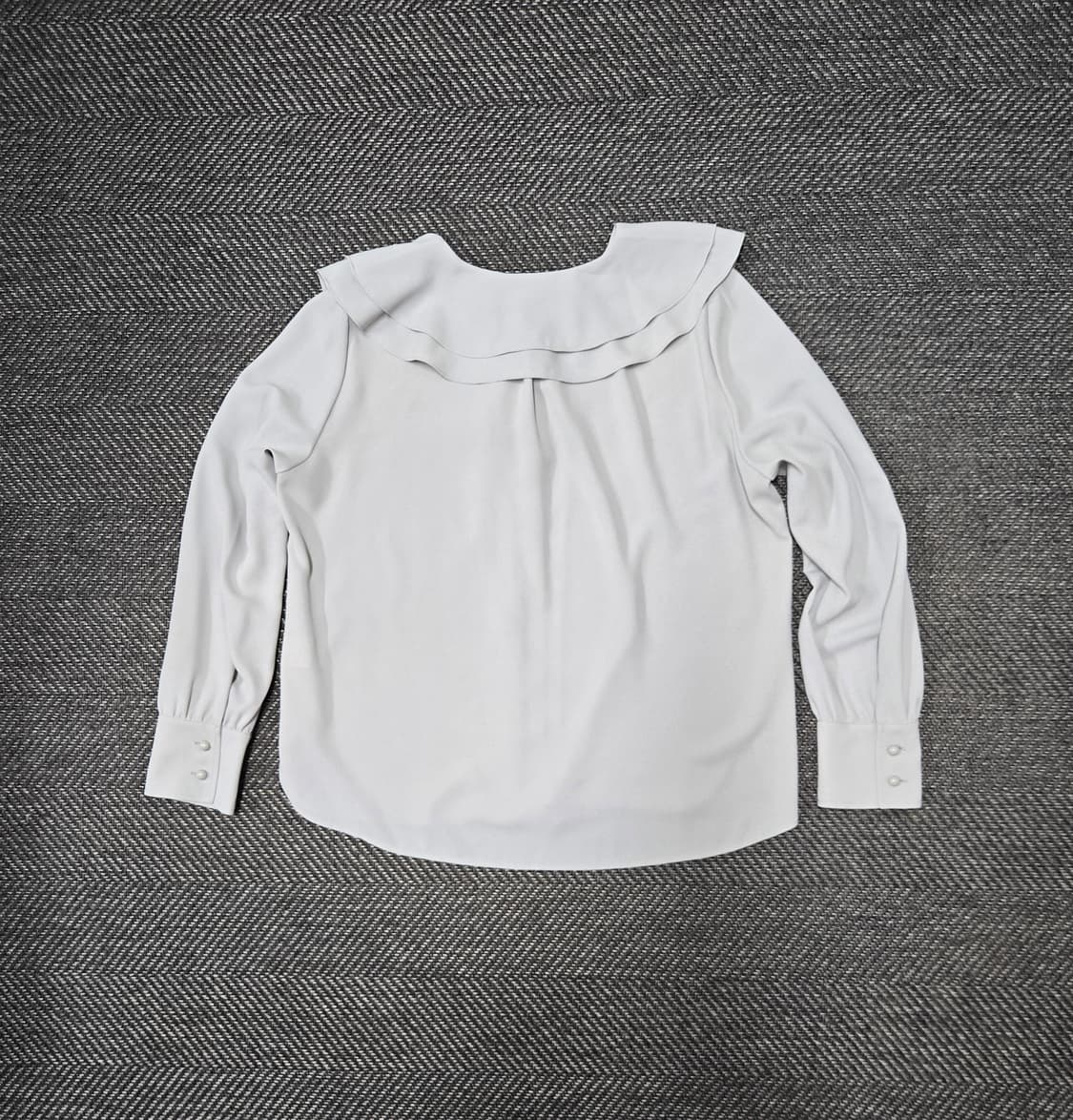 씨씨콜렉트 25ss 이중 러플 카라넥 블라우스 상품이미지4