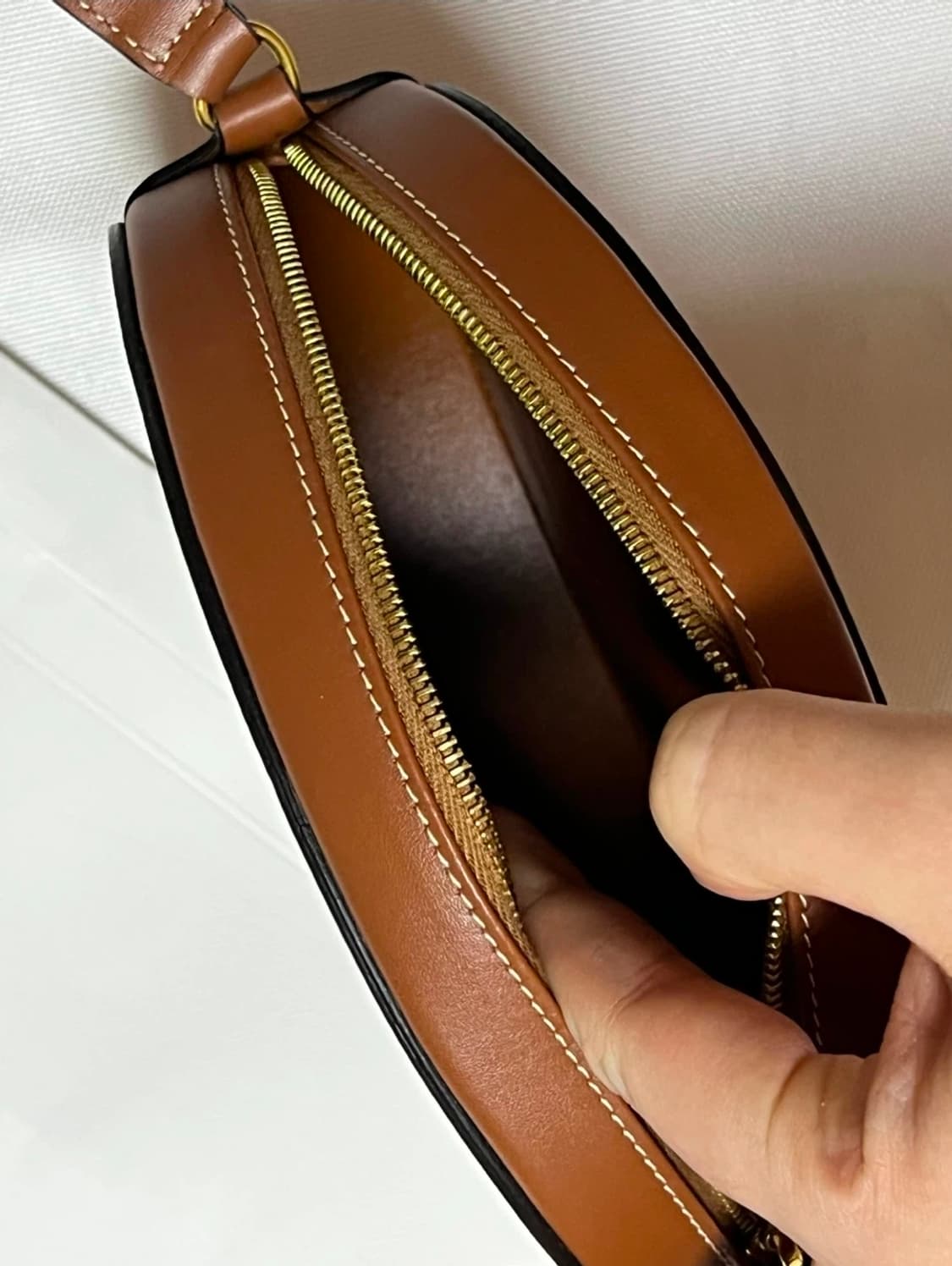 셀린느 트리오페 오벌펄스 미니 탄 크로스백(풀박스) 상품이미지8