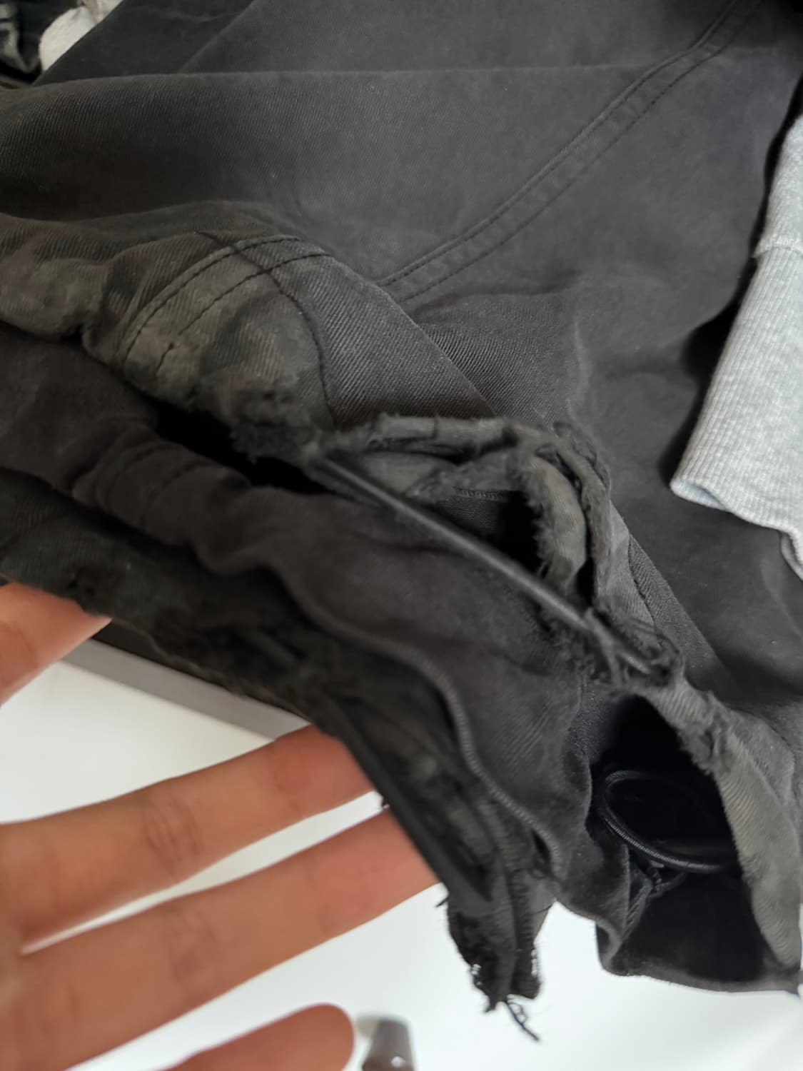 아캄 knee pin-tuck contrast cargo pants 상품이미지2