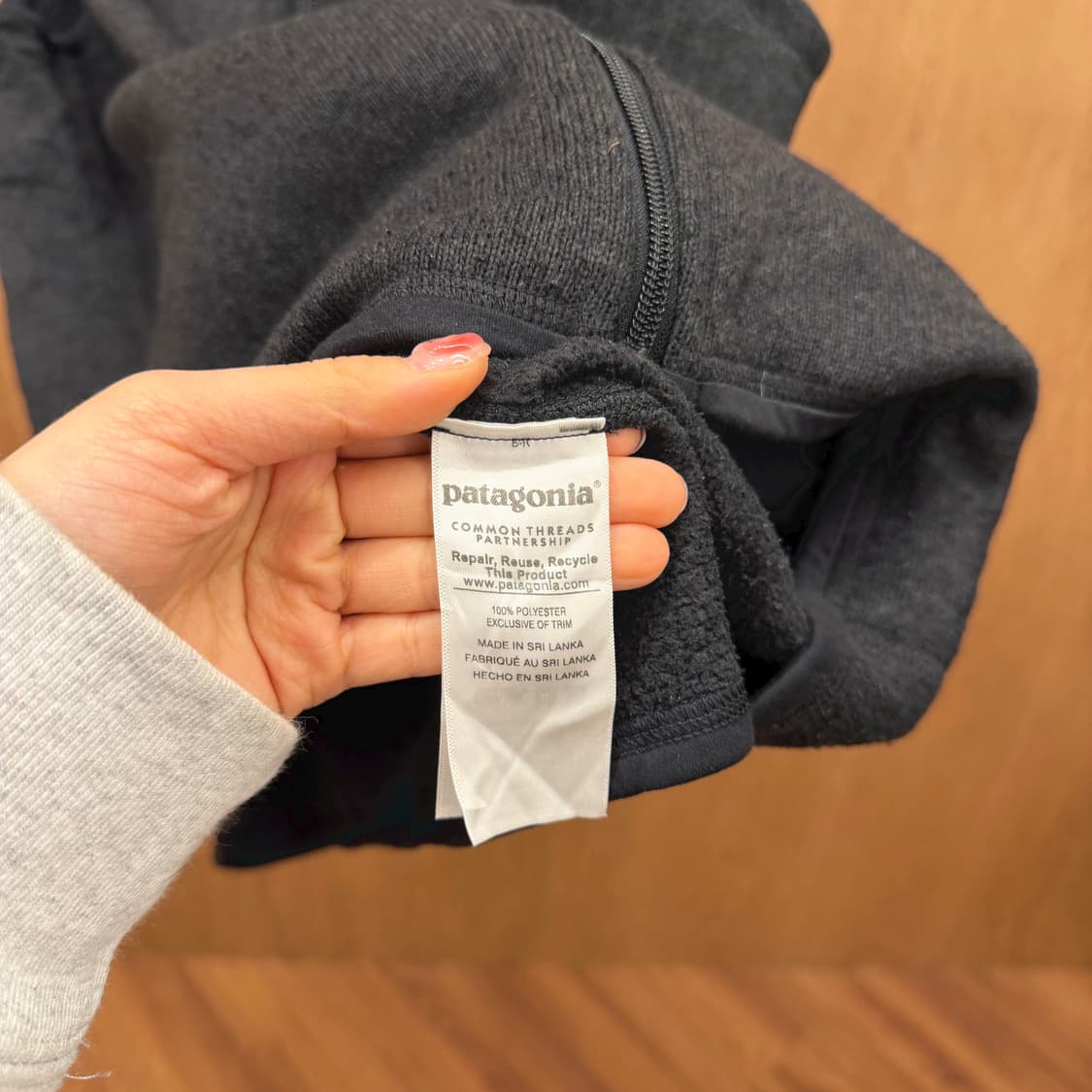 파타고니아 시그니처 플리스 집업 베스트 로고 패치 지퍼 포켓 디테일 블랙 상품이미지7