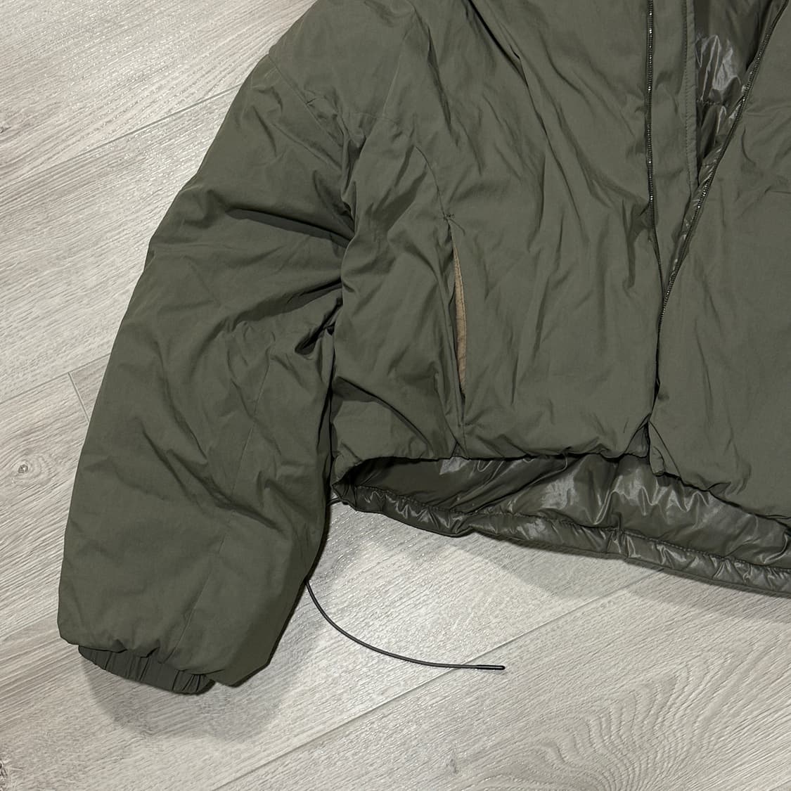 아크네 스튜디오 하이넥 크롭 패딩 카키 상품이미지3