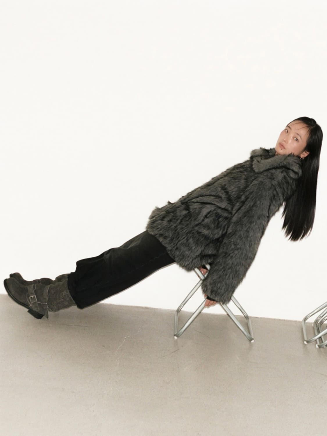 밀로우먼 버클 롱 퍼자켓 차콜 상품이미지1