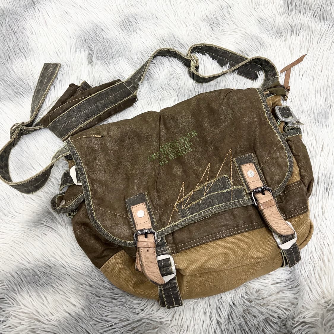 그런지 스웨이드 크로스백 상품이미지1