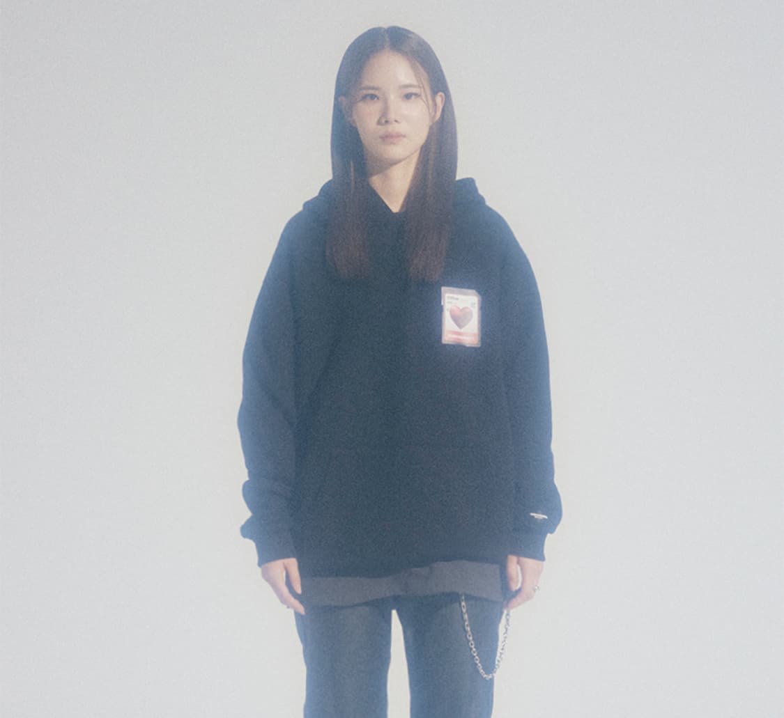 원허닛 원스 유스 뉴 러브 로고 후드_블랙 상품이미지3