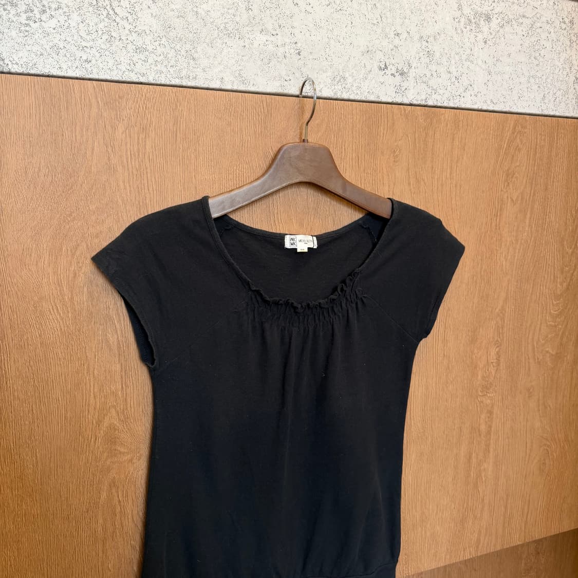 미셸 클라인 슬리브리스 티셔츠 셔링 넥라인 디테일 슬림핏 블랙 상품이미지3