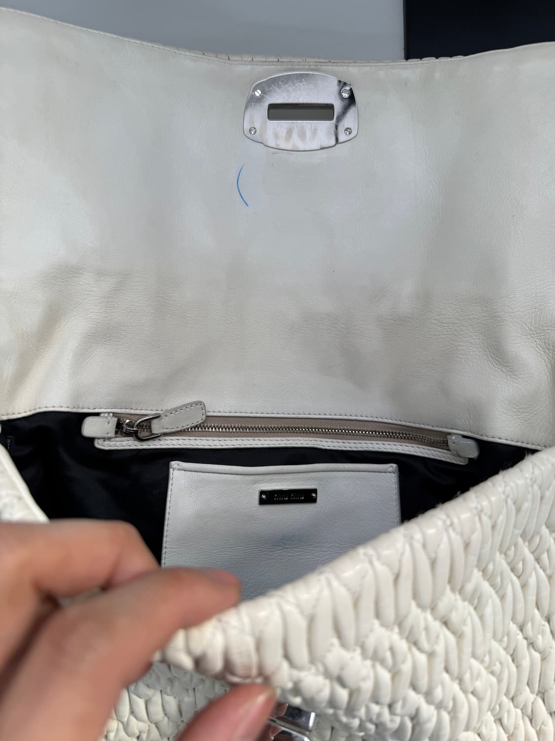 정품) 미우미우 크리스탈 마테라쎄 나파가죽 숄더백 상품이미지8