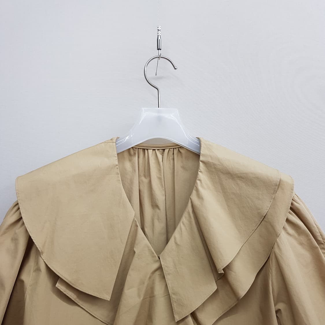 한섬 SJSJ 2021 세일러 카라 러플 블라우스  82-94-160 상품이미지2