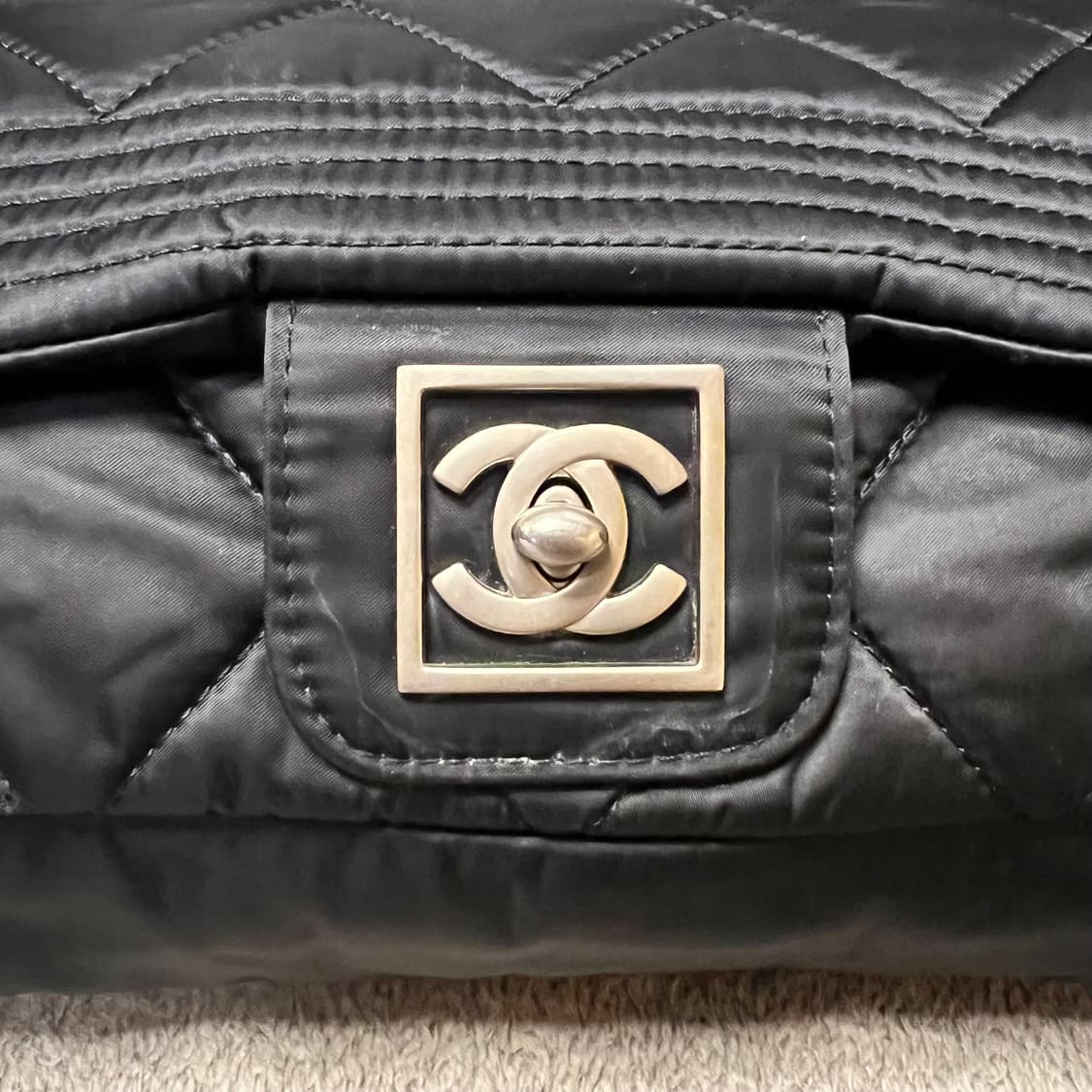 [정품] 샤넬 스포츠라인 퀼티드 패딩 백팩 블랙 상품이미지4