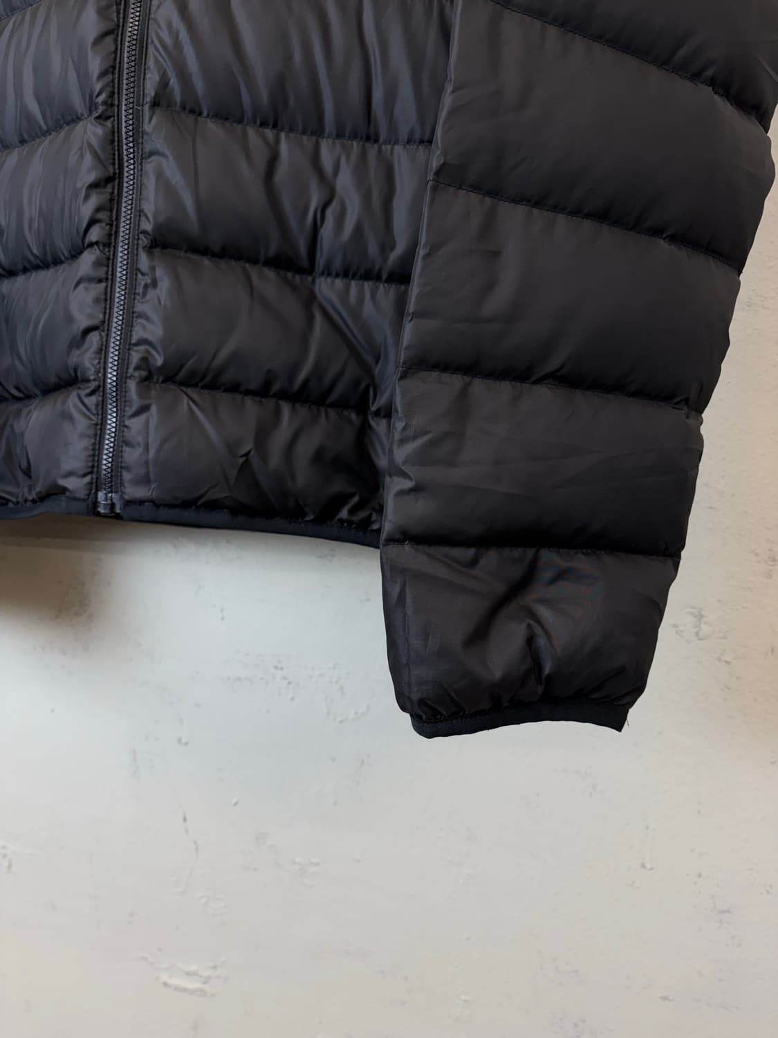 아디다스 에센셜 다운 경량패딩 블랙 상품이미지3
