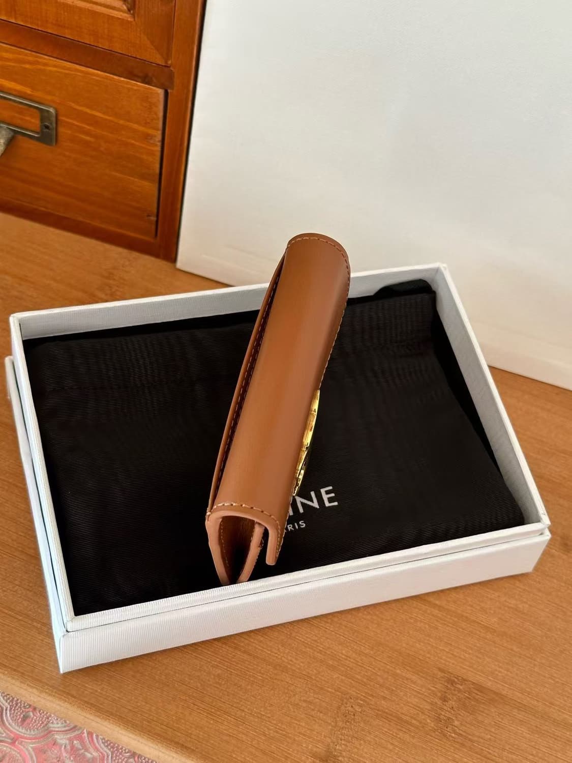 셀린느 카드 홀더 플랩 트리옹프 샤이니 카프스킨 스모크드 브라운 상품이미지2