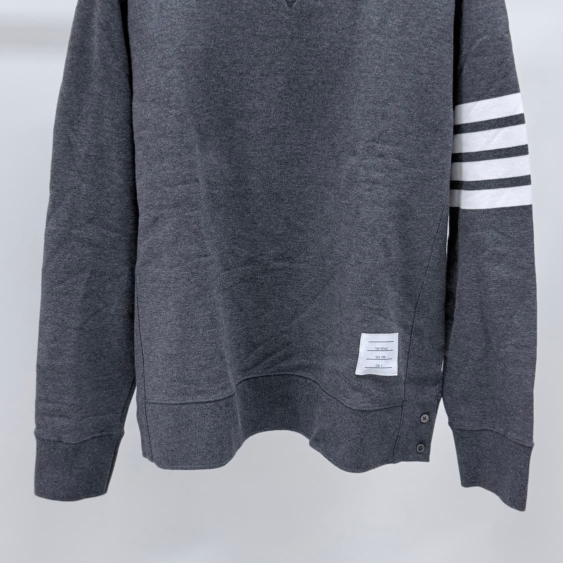 [S+급/5] 톰브라운 사선완장 맨투맨 차콜 상품이미지4