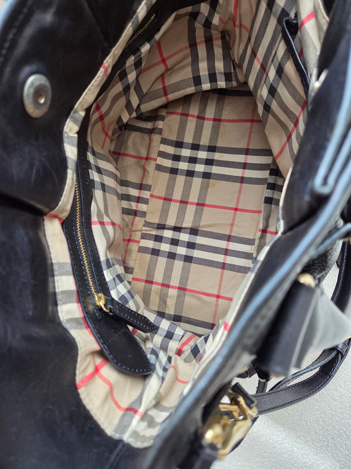 버버리  소가죽 블랙 솔더 크로스백 상품이미지8