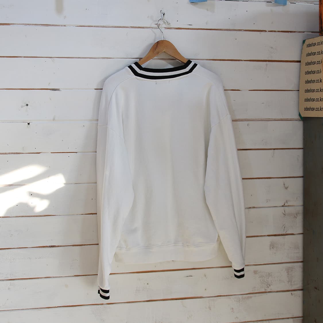 (착용컷) BEAMS HEART 브이넥 스웻 셔츠 (남성용 103) 상품이미지2