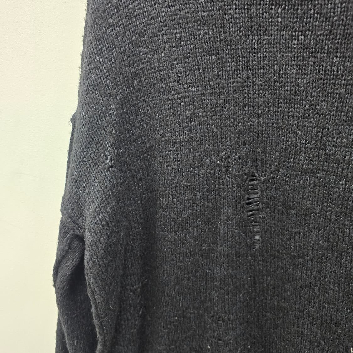 올세인츠 블랙 니트 데미지 스웨터 상품이미지4