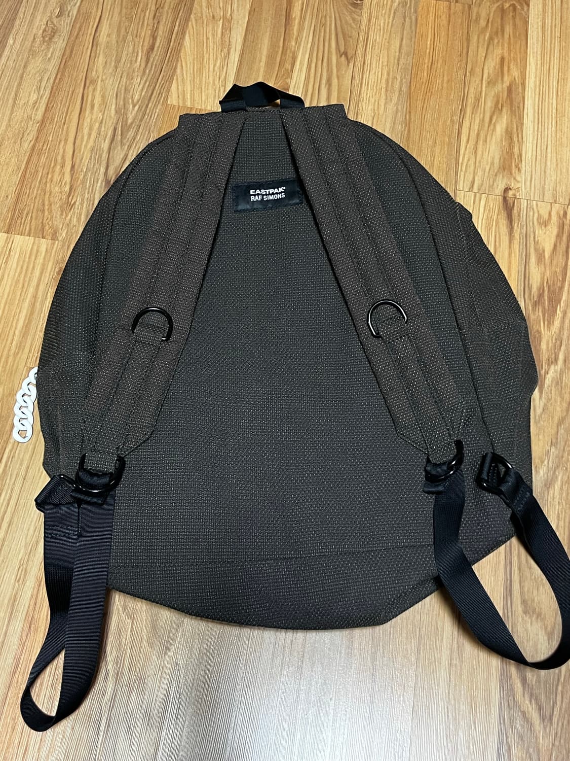 라프시몬스 이스트팩 R 로고 백팩 상품이미지3