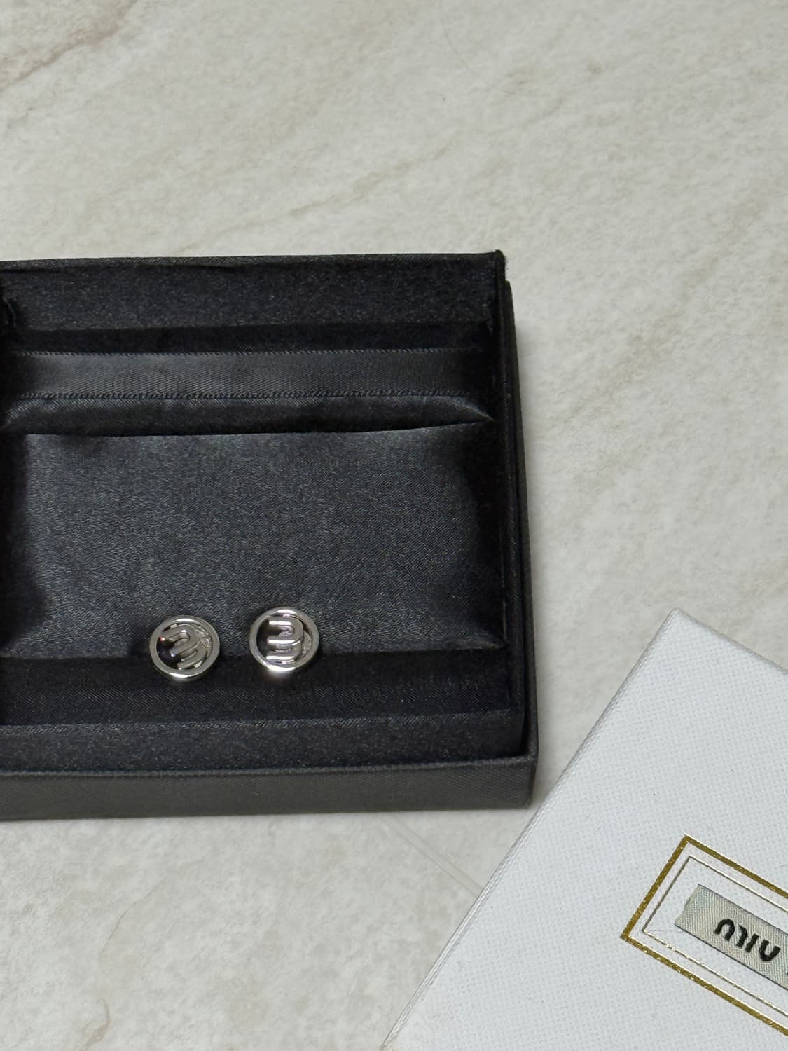 미우미우 귀걸이 미우미우 로고 귀걸리이 상품이미지2