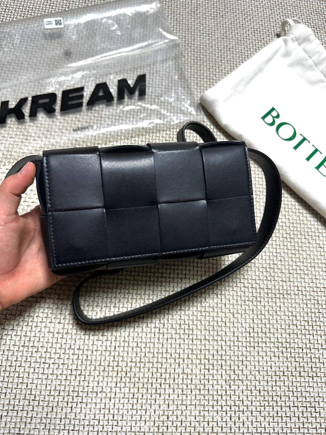 [OS/미사용새상품] 보테가베네타 미니 램스킨 카세트백 블랙 상품이미지1