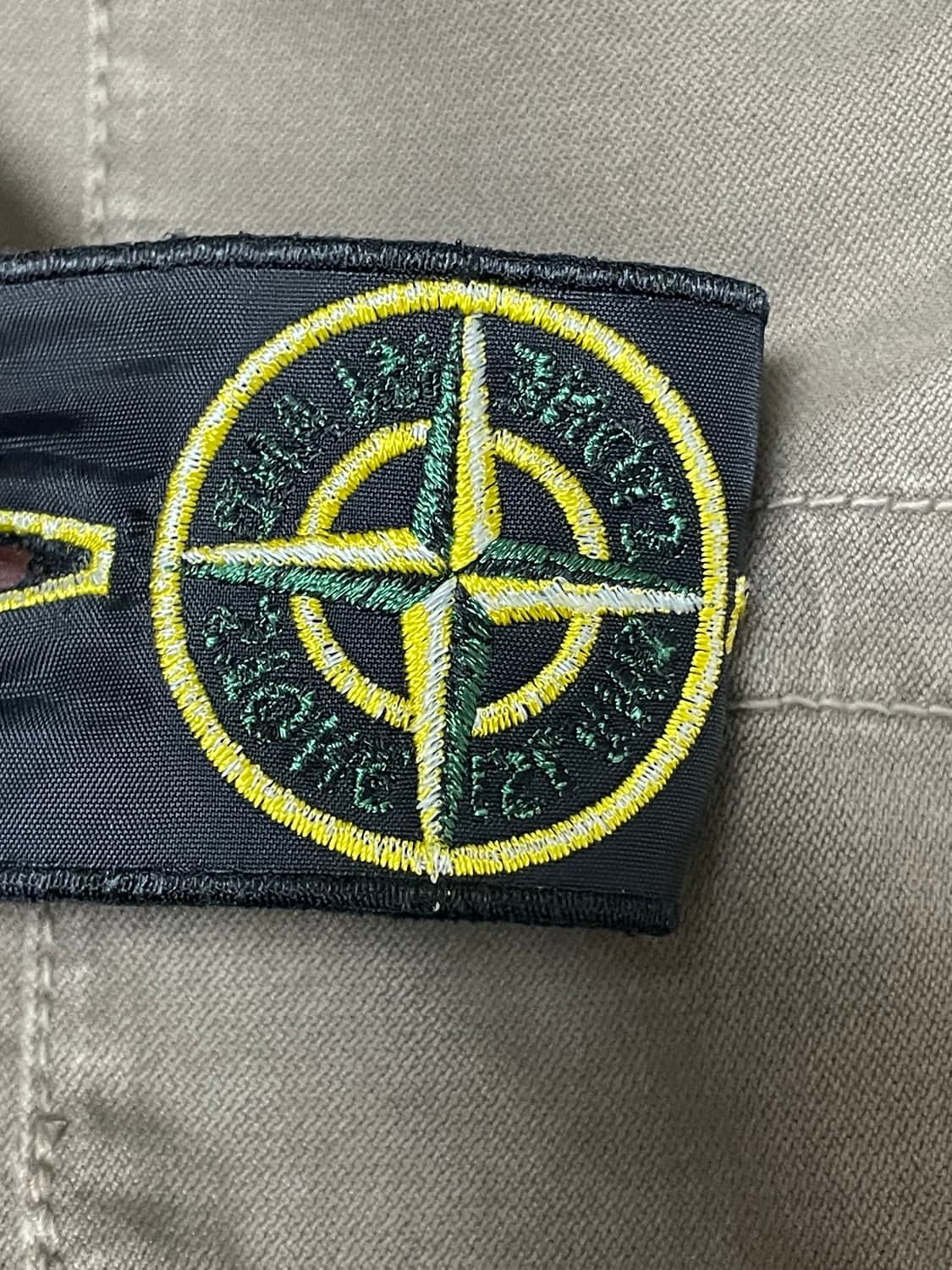 [ 30 ] 24fw 스톤아일랜드 와펜패치 카고팬츠 밴딩 머드 상품이미지5