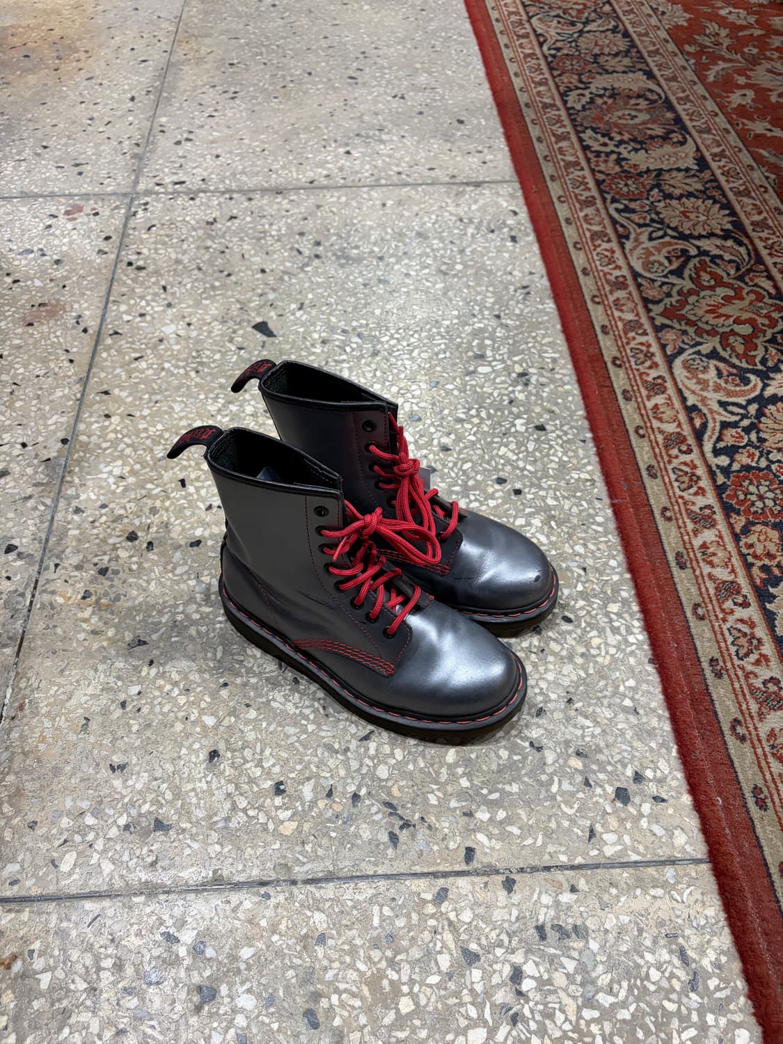 닥터마틴 8홀 메탈릭 레드스티치 상품이미지1