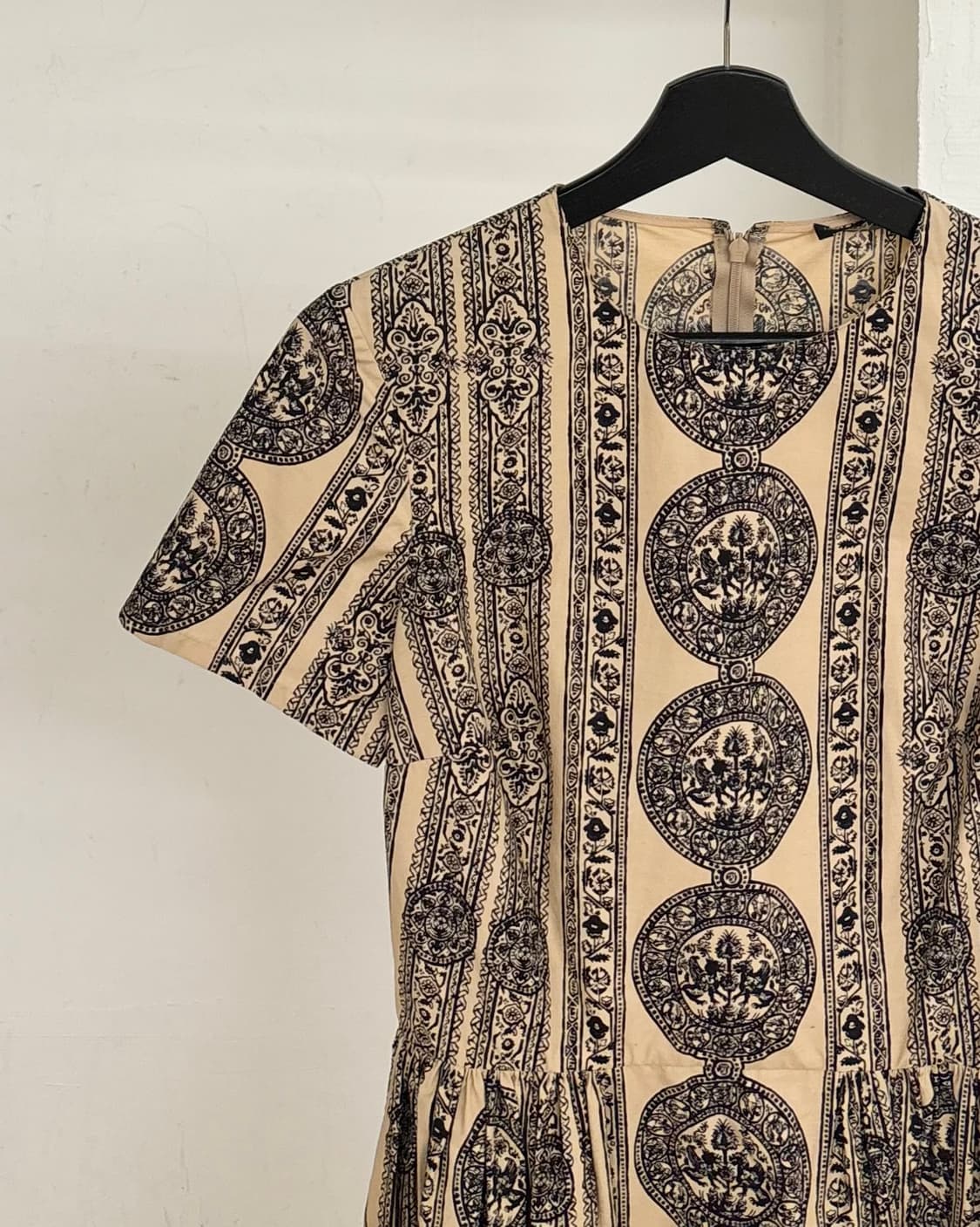 발렌티노 베이지 블랙 코인 메달리온 프린트 밤볼리나 드레스 상품이미지3