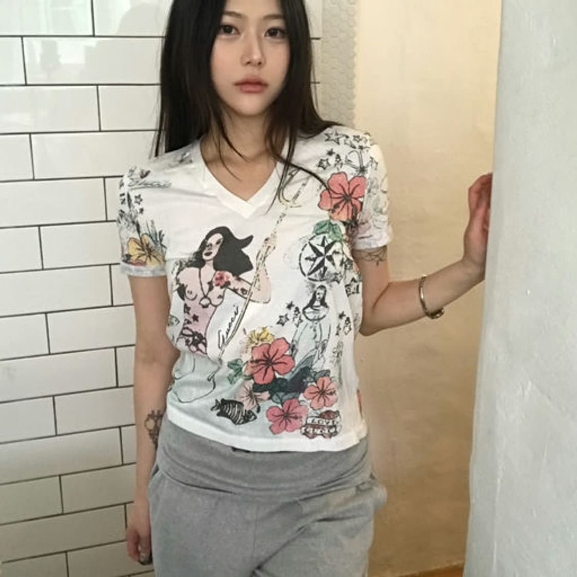 구찌(Gucci) 시그니처 그래픽 프린팅 브이넥 반팔 티셔츠 상품이미지8
